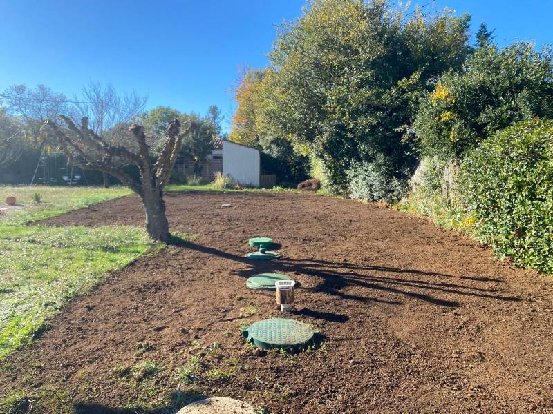 Remise à niveau terrain avec de la terre végétale sur un chantier à St Maximin la Sainte Baume (var)